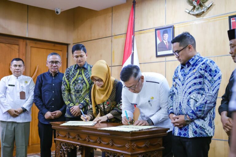 Pemkot Tangsel dan Pemkab Pandeglang Resmi Tandatangani Kerja Sama Penanganan Sampah