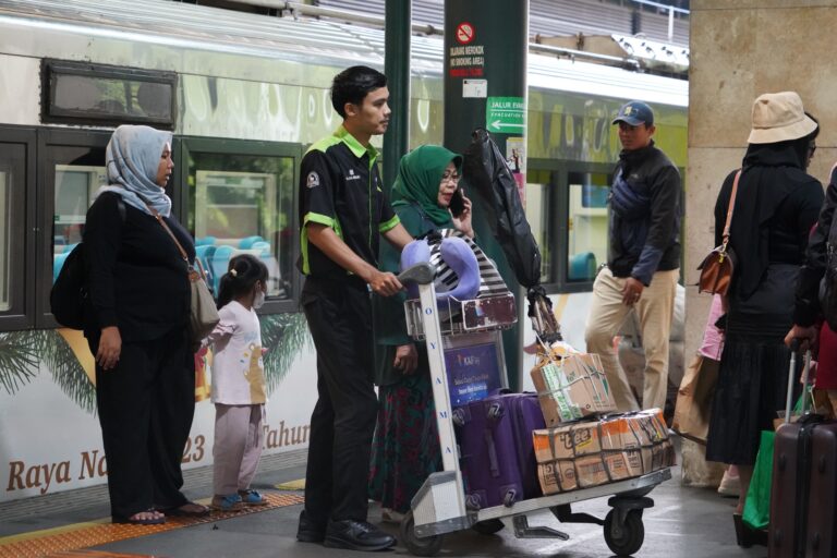 KAI Wisata Hadirkan Layanan Porter Digital di 14 Stasiun Besar