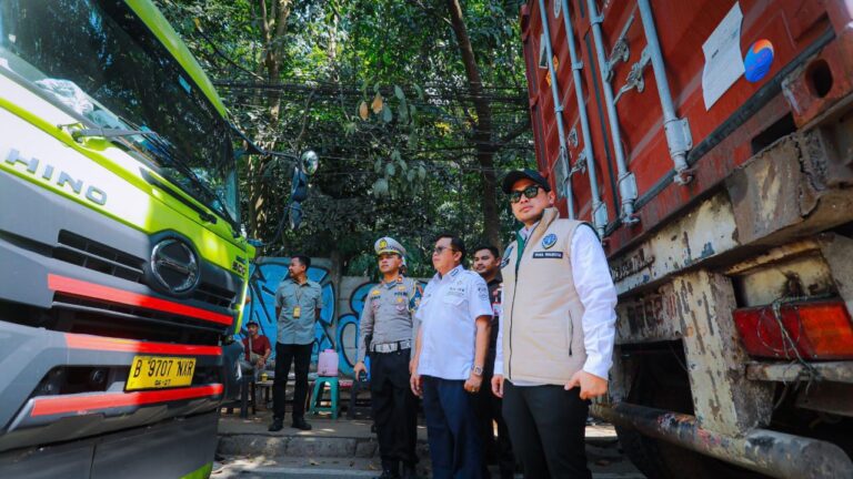 Pilar Tindak Tegas Truk Bertonase Besar yang Melintas di Tangsel