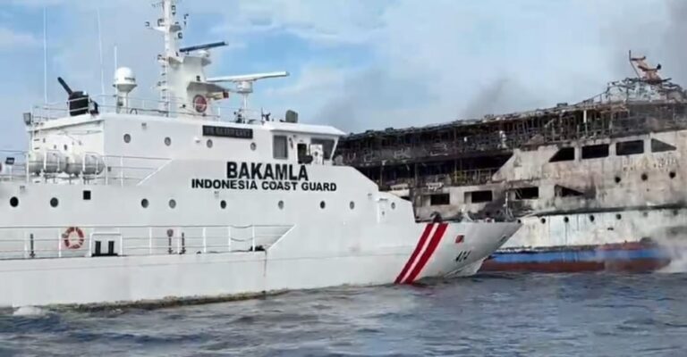 Bakamla Evakuasi Korban Kebakaran KMP Barcelona 5 di Perairan Talise