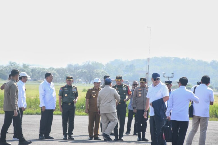 Panglima TNI Dampingi Presiden Prabowo Luncurkan 80.000 Koperasi Desa Merah Putih