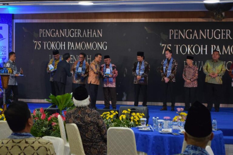 Mendikdasmen Terima Penghargaan 75 Tokoh Pamomong Jawa Tengah