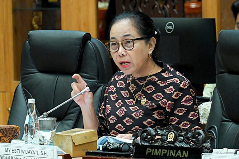 DPR Soal Polemik Tambahan Rombel Sekolah Negeri, Kebijakan Tak Boleh Asal-asalan
