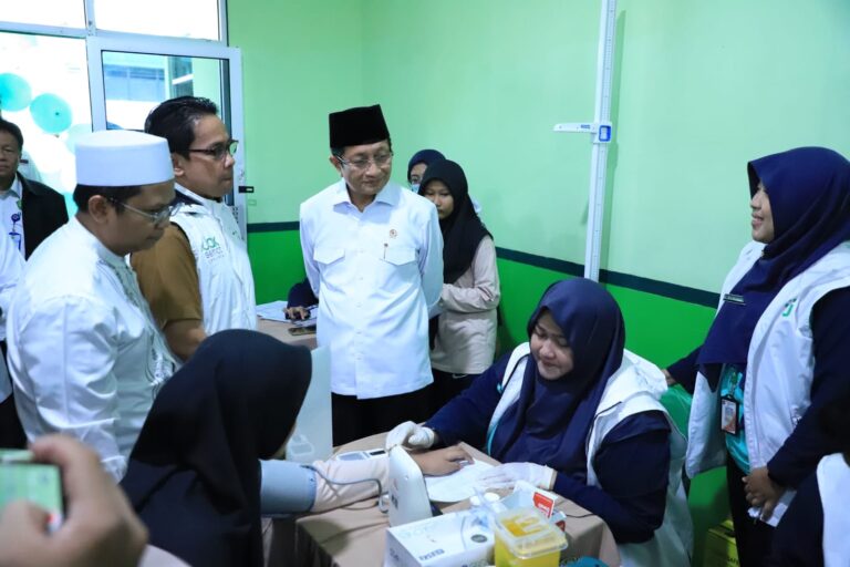Sambangi Ponpes Assidiqiyah, Menag Pastikan Pengecekan Kesehatan Gratis Santri Berjalan Baik