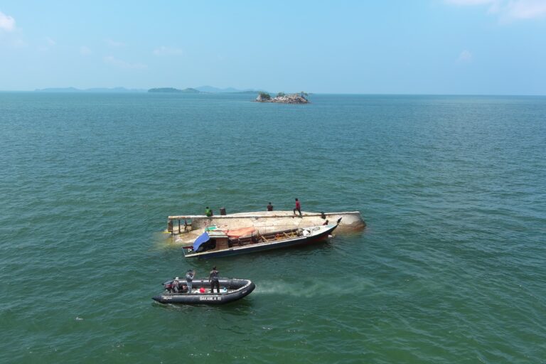 Bakamla Evakuasi KM Aneka Jaya Terbalik di Perairan Pulau Cucu Petong