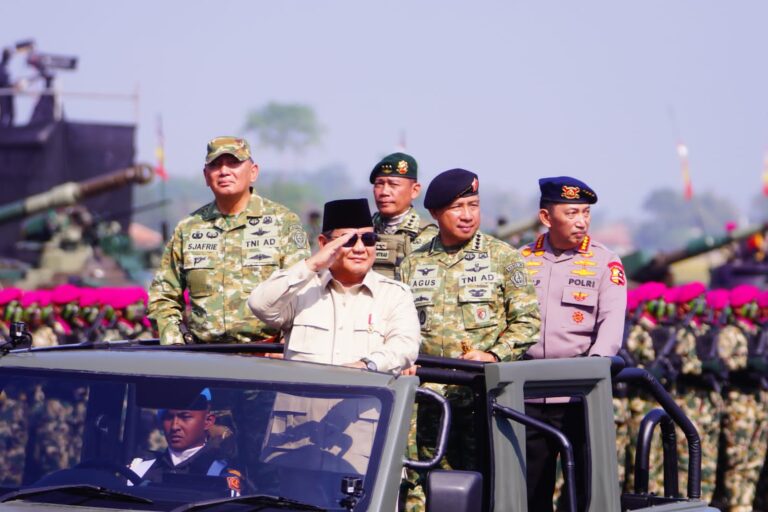 Panglima TNI Dampingi Prabowo Pada Upacara Gelar Pasukan Operasional dan Kehormatan Militer