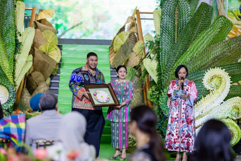 Puan Hadiri Peluncuran Lini Busana Wastra Nusantara Ivan Gunawan