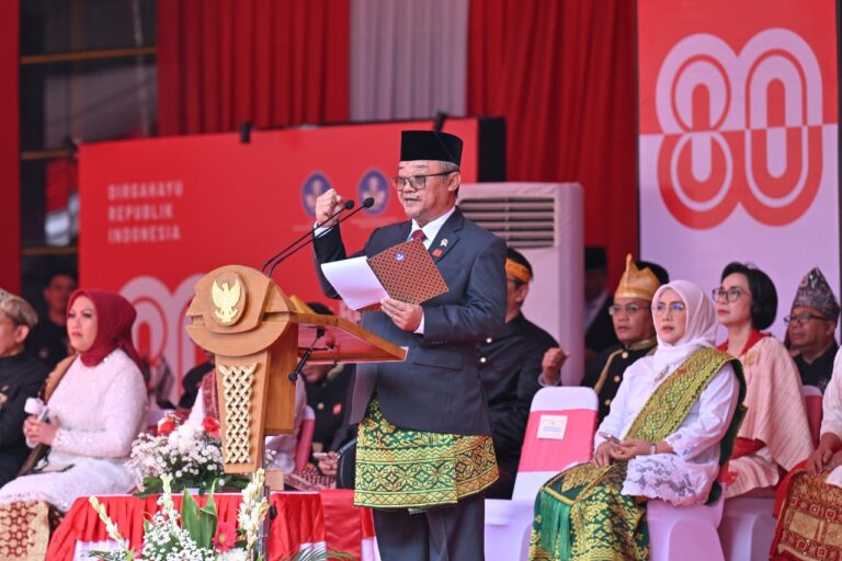 Jadi Pembina Upacara HUT ke-80 RI, Mendikdasmen Serukan Persatuan dan Gotong Royong