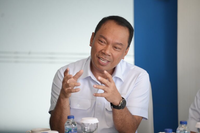 Jasa Marga Kembangkan UMKM Binaan Lewat Penyuluhan dan Bantuan Sarana Ternak Jangkrik di Bogor