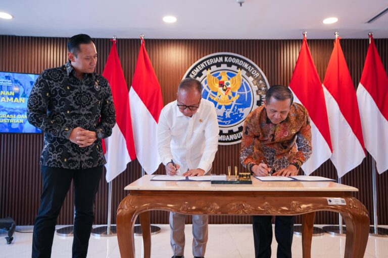 Menperin dan Mentrans Tandatangani MoU Kembangkan Program Industri dan Transmigrasi