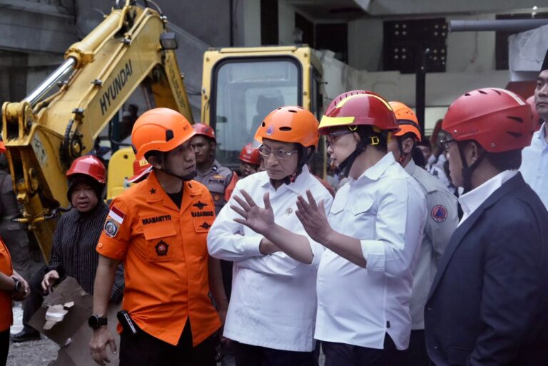 Menteri Agama Tinjau Pesantren Al Khoziny Sidoarjo dan Salurkan Bantuan Rp.610 Juta