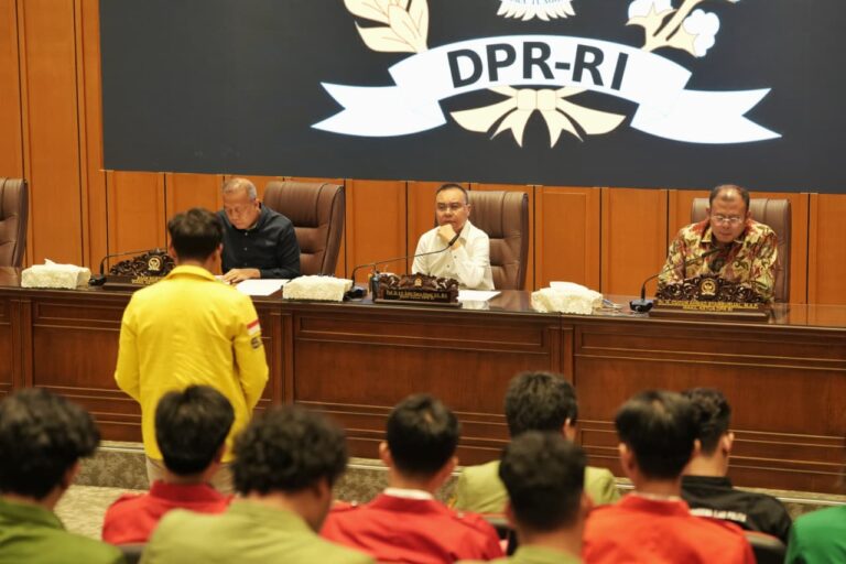 Bertemu Mahasiswa, Pimpinan DPR RI Minta Maaf