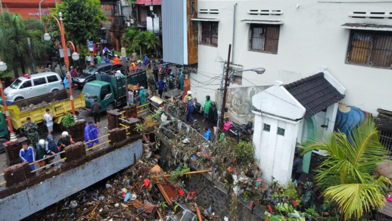 TNI Bergerak Cepat Evakuasi Korban Banjir di Denpasar, Kerahkan Ratusan Prajurit