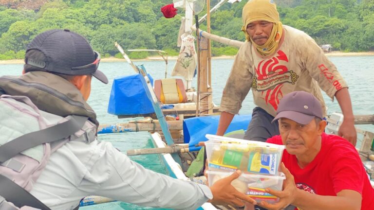 KN Tanjung Datu-301 Bagikan Sembako dan Edukasi Keselamatan Nelayan Banten