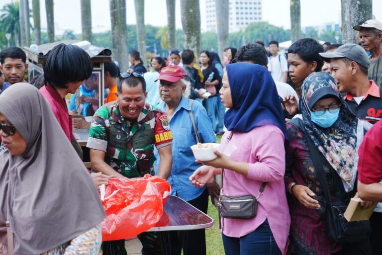 Ribuan Warga Nikmati 15.000 Porsi Makan Gratis di Jakarta