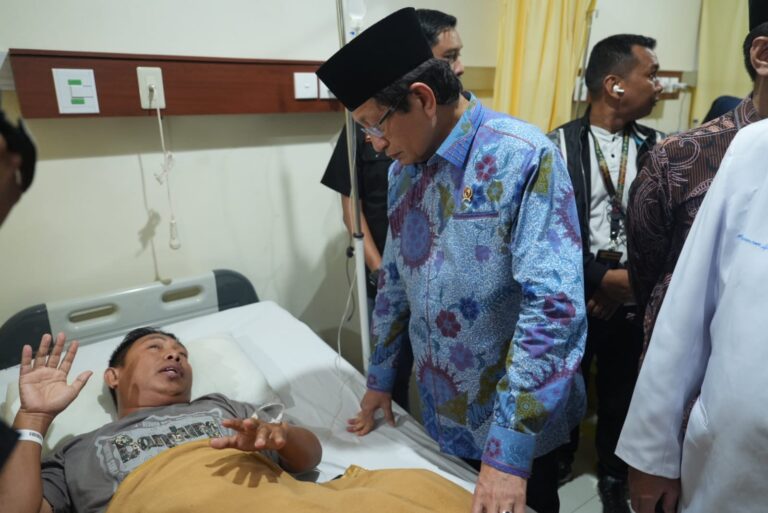 Menteri Agama Jenguk Korban Kebakaran Gedung DPRD Makassar