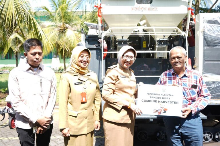 Bupati Lumajang Serahkan Bantuan Alsintan, Perkuat Ketahanan Pangan Menjelang Hari Tani Nasional