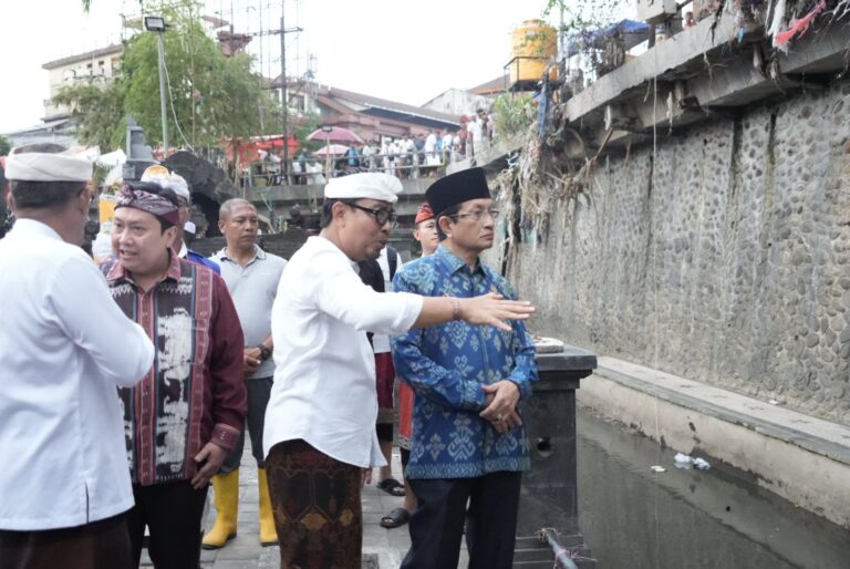 Menag Salurkan Bantuan Rp300 Juta untuk Pura dan Korban Banjir di Bali