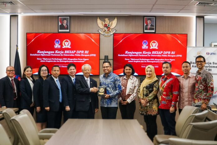 BERITA UPH-Terima Kunjungan dari BKSAP DPR RI, Pimpinan dan Guru Besar UPH Beri Masukan Tentang Diplomasi Perlindungan bagi Pekerja Migran Indonesia di Luar Negeri