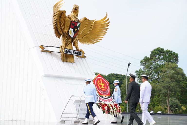 Irjen TNI Pimpin Upacara Ziarah Nasional HUT Ke-80 TNI di TMP Kalibata