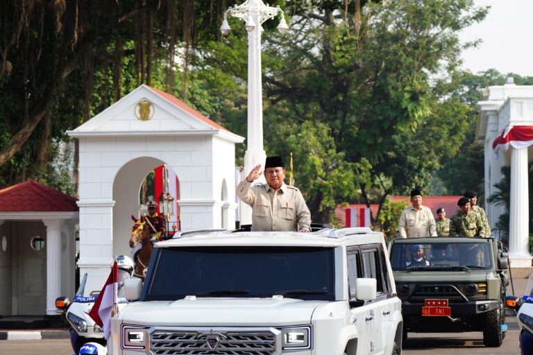 Rakyat Padati Jalan Kebesaran, Iringi Prabowo Menuju Upacara HUT ke-80 TNI