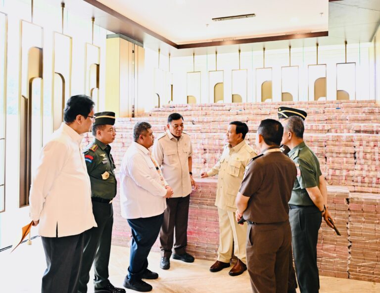 Panglima TNI Dampingi Prabowo dalam Penyerahan Uang Sitaan Hasil Korupsi Rp13,25 Triliun di Kejagung