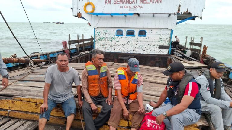 Bakamla Selamatkan Kapal Mati Mesin di Tengah Cuaca Buruk