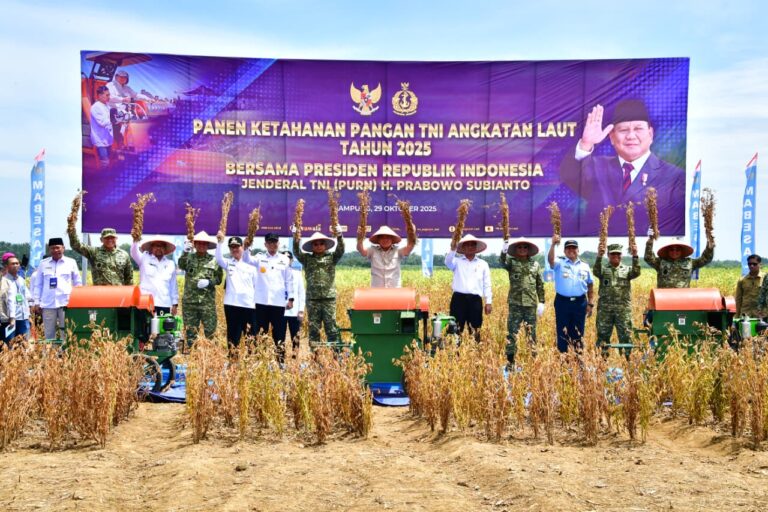 Panglima TNI Dampingi Menhan Tinjau Panen Kedelai Garuda Merah Putih di Lampung