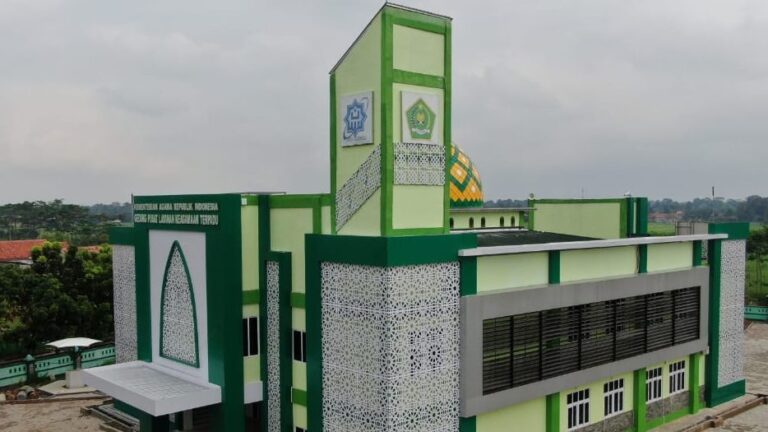 Siswa MAN IC Pekalongan Ciptakan Lampu Relaksasi dari Limbah Jagung