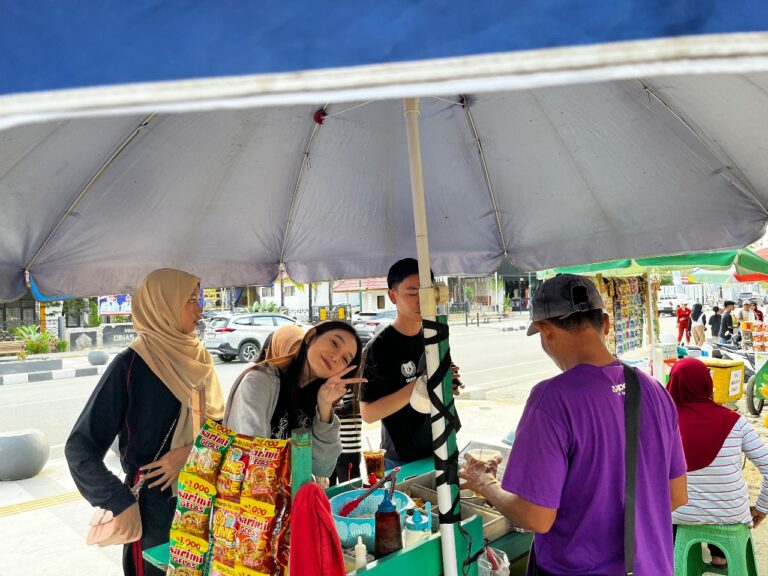 Pedagang Pentol di STQH Nasional Kendari Ini Raup Untung hingga 1 Juta dalam Sehari