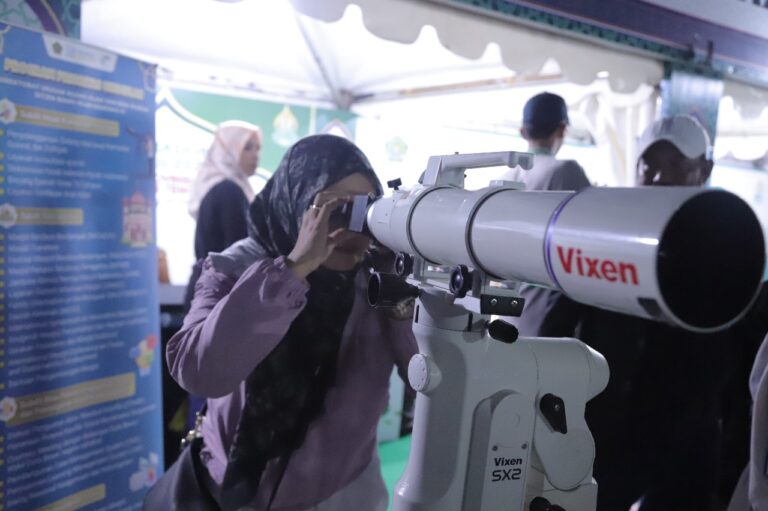 Pelajar hingga Mahasiswa Antusias Belajar Observasi Hilal di Stan Bimas Islam STQH Nasional