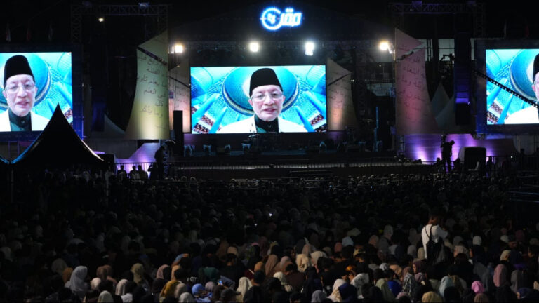 Menag Ajak Ribuan Santri Doakan Korban Gedung Ambruk di Pesantren Al Khoziny