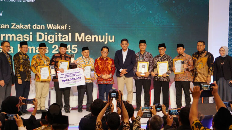Kemenag Salurkan Beasiswa dan Penghargaan Penggerak Wakaf