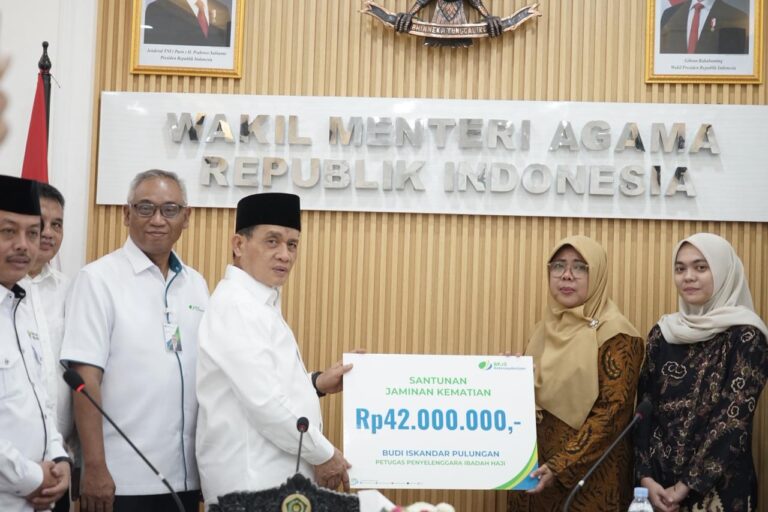 Kemenag Serahkan Santunan kepada Keluarga Petugas Haji yang Wafat