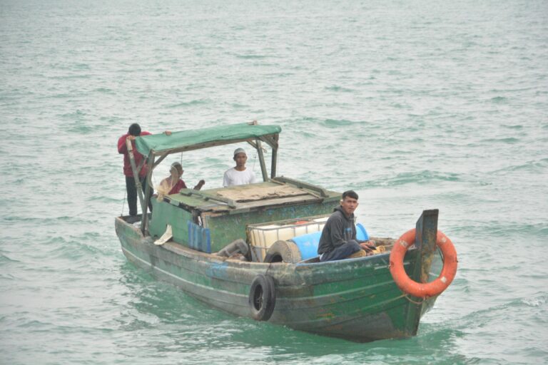 Bakamla Jemput Empat Nelayan RI di Perbatasan Laut Indonesia–Malaysia