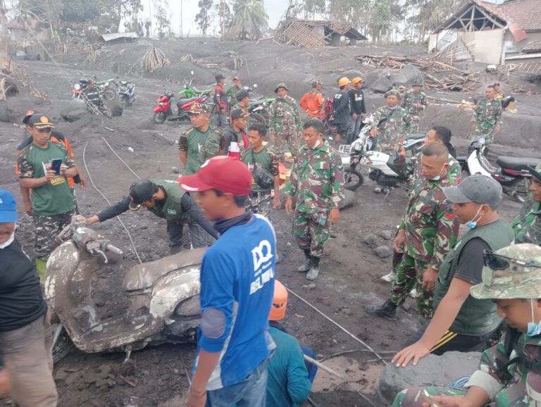 Prajurit TNI Gercep Tangani Dampak Erupsi Gunung Semeru
