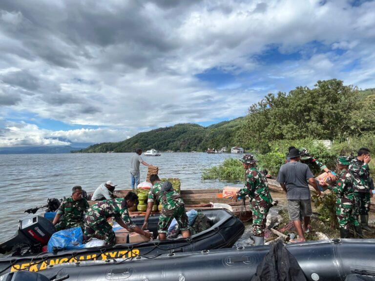 Banjir Putuskan Akses, TNI Tempuh 12 Mil Jalur Air untuk Salurkan Bantuan