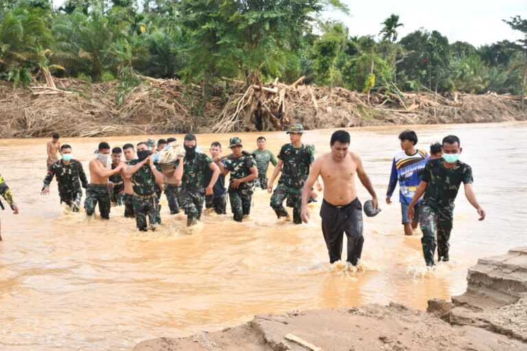 Satgas Gulben Kodam I/BB Berhasil Temukan dan Evakuasi Jenazah Korban Banjir di Sumut