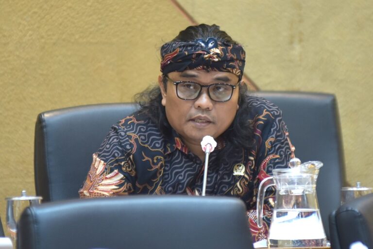 Khawatir Ratusan Dapur MBG Tutup, DPR Minta Gaji Kepala SPPG Segera Dibayarkan