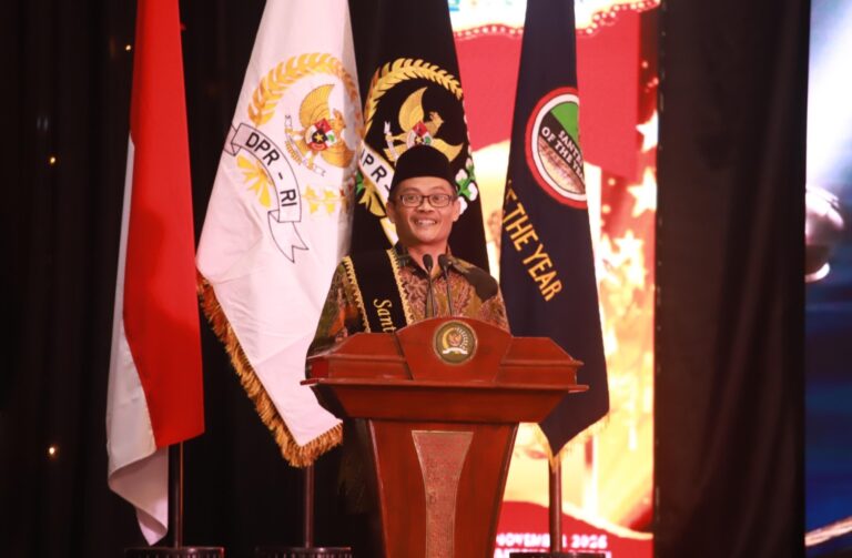 Rektor UIN Banten Dianugrahi Santri of The Year 2025