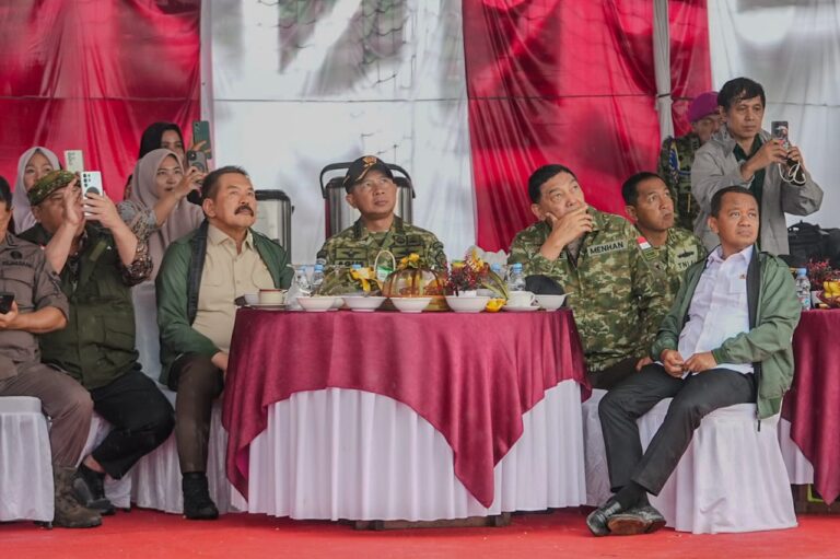 Ratusan Peterjun Kostrad Hiasi Langit Kota Pulau Timah
