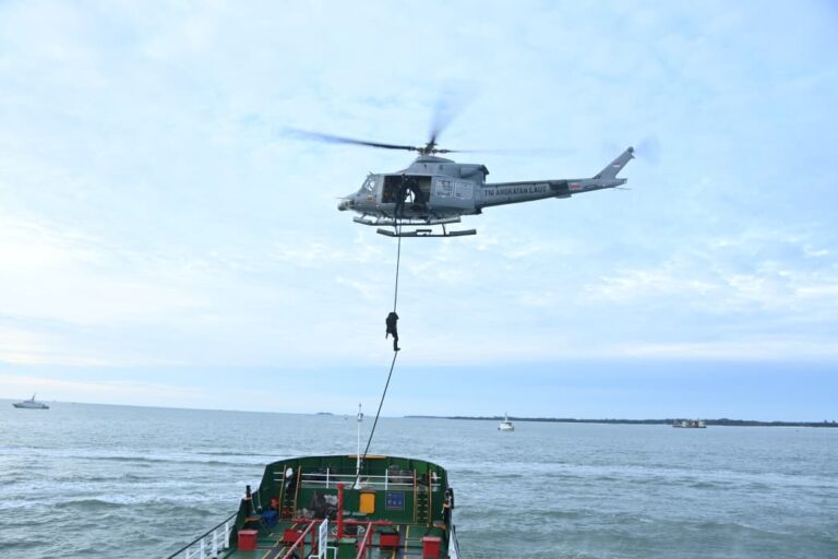 TNI Kolaborasi Tangkap Dua Kapal Pembawa Pasir Timah Ilegal