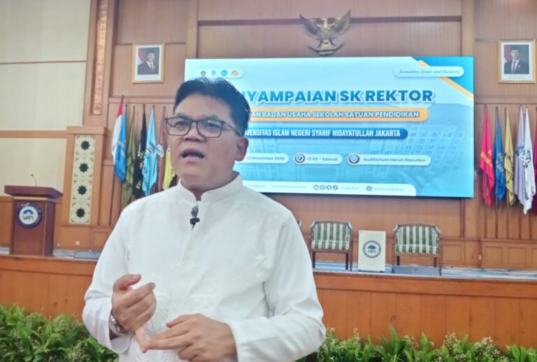 Realisasi KMA Integrasi, Rektor UIN Jakarta Serahkan SK Pegawai Satuan Pendidikan