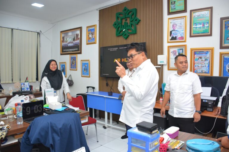 Kunjungi Sekolah MP, Rektor UIN Jakarta Pastikan Proses KBM Berjalan Lancar Pasca Penyerahan SK Pegawai