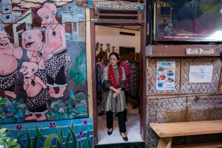 Kunjungi Kampoeng Djadhoel Semarang, Puan Dukung UMKM Warga