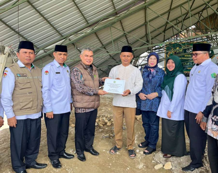 Kemenag Serahkan Bantuan Rp10,2 Miliar untuk Sumbar