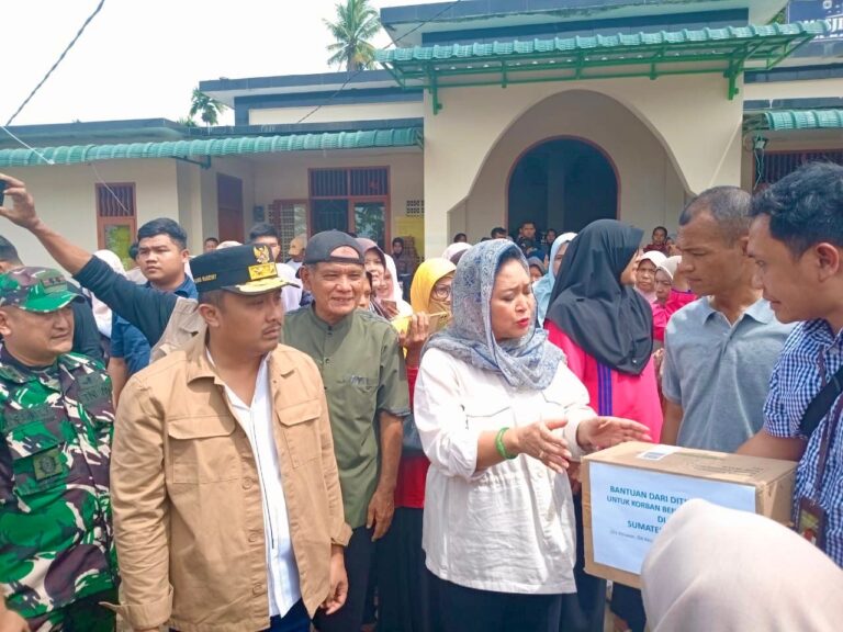 Pemerintah Salurkan Bantuan Obat Hewan untuk Peternak Korban Bencana Sumbar