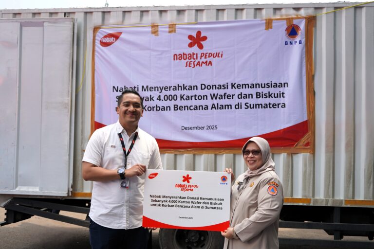 Nabati Salurkan Bantuuan 4000 Karton Wafer dan Biskuit ke Sumatra