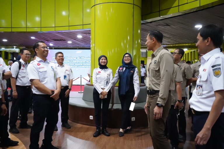 Jelang Nataru, KAI Wisata Sapa Pelanggan dan Berbagi Merchandise di Stasiun Gambir