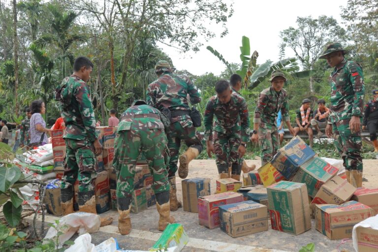 Prajurit TNI Jalan Kaki Puluhan Km Salurkan Bantuan Logistik ke Desa Terisolir di Sitahuis
